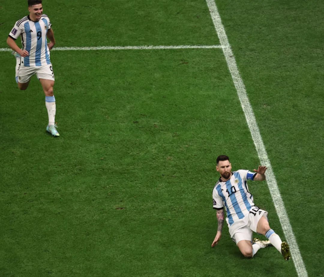 梅西亲吻大力神杯!这组对比图,他用了8年