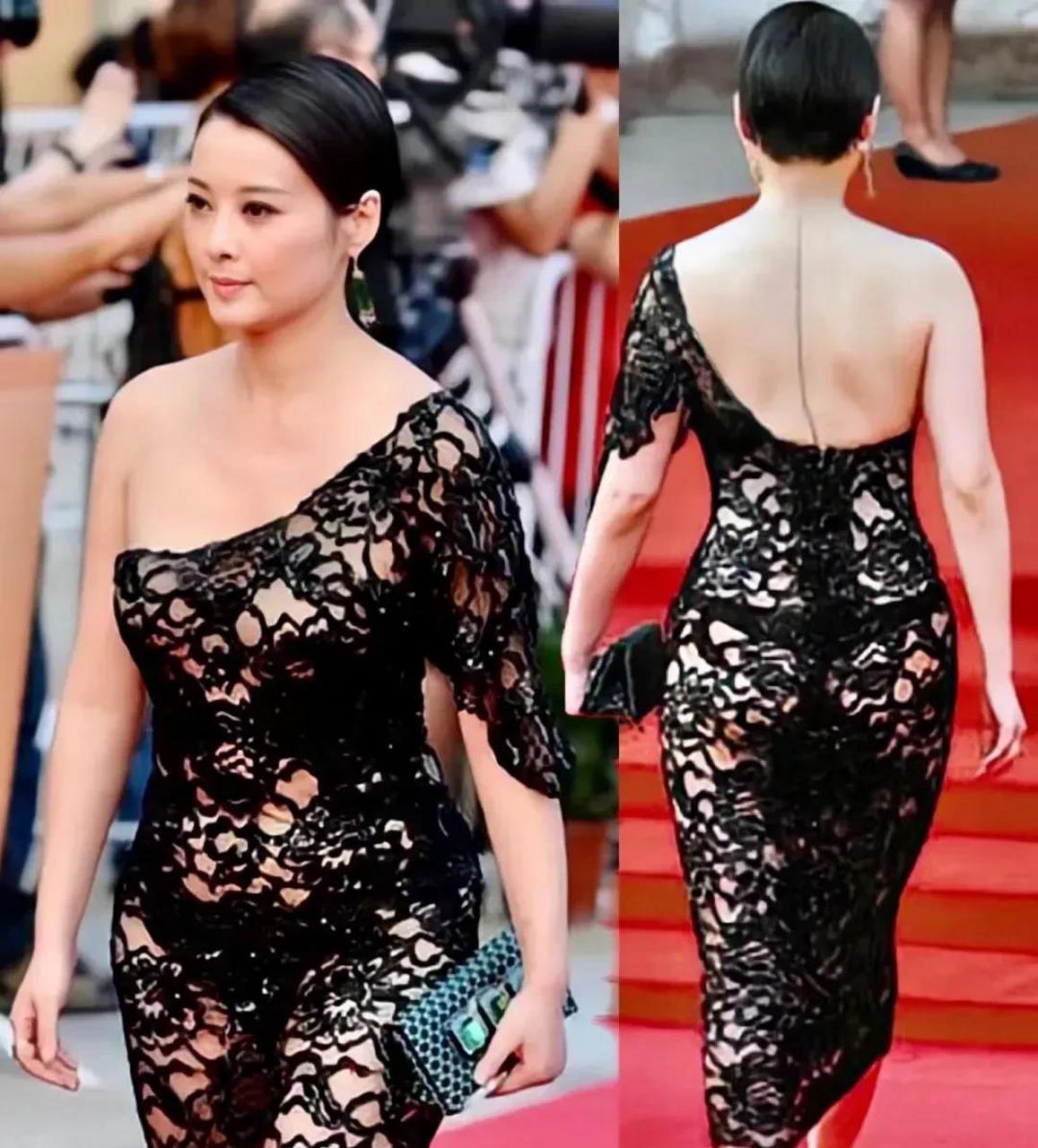 袁立是真敢穿,镂空斜肩裙显得腚大腰圆,ny裤若隐若现,丝毫不觉得自己