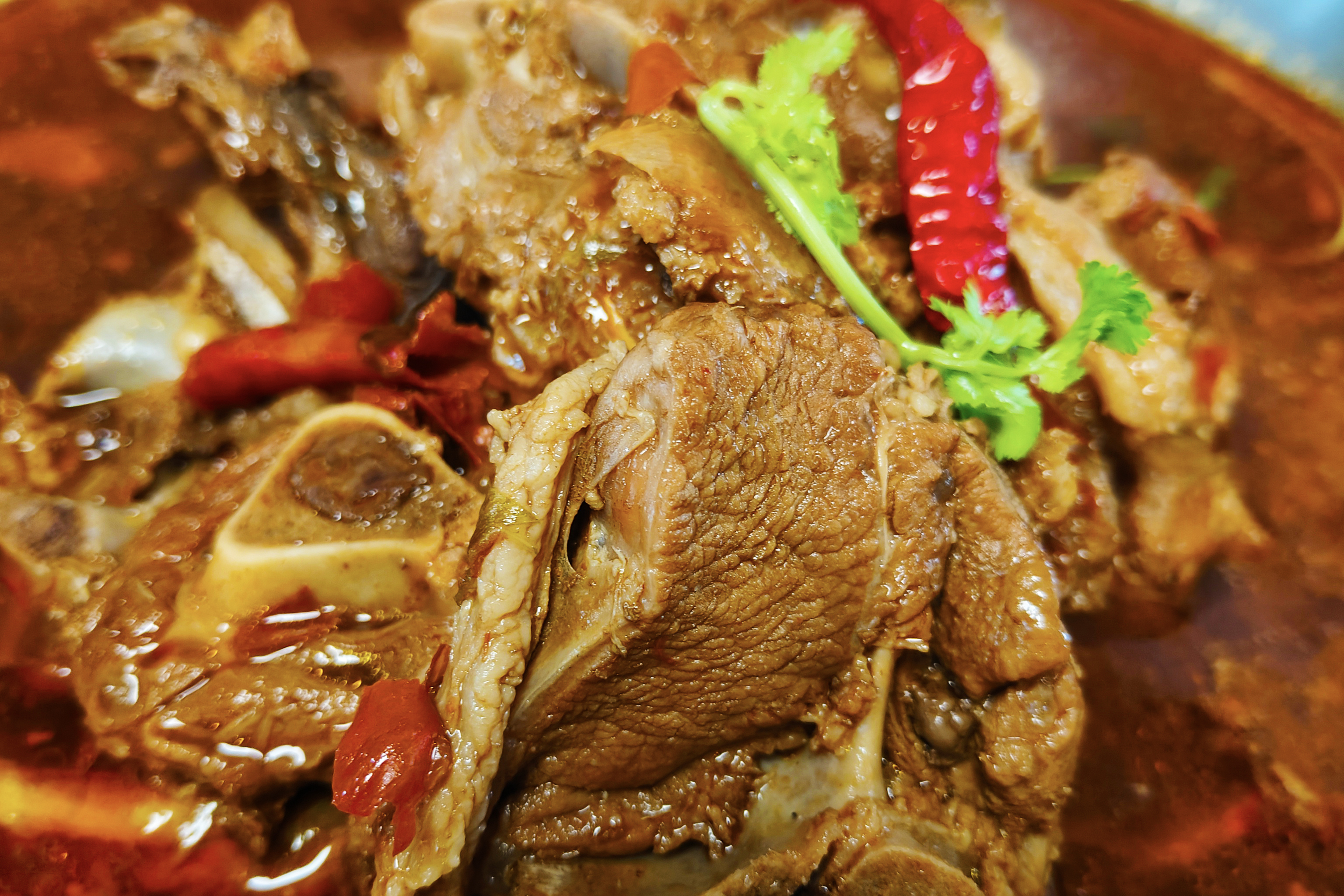 入冬了天气骤降,在家做顿麻辣羊蝎子火锅非常过瘾.