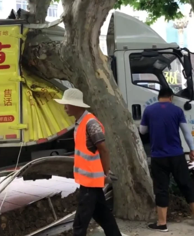 济宁太白楼中路发生一起车祸