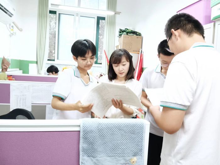 济钢高中高娜:做一束点亮学生的光