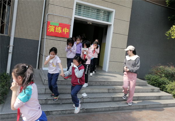 成都市清波小学进行防火疏散演练,提高学生应变能力