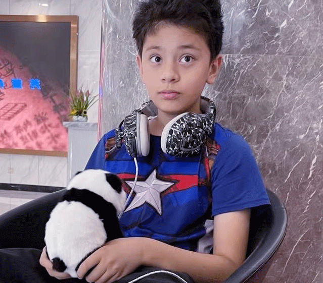 史可俩个混血儿子长大了21岁老大混血感十足14岁老二颜值高