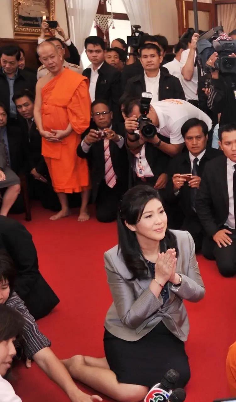 泰国总理英拉去寺庙拜佛时,脱鞋光脚,这是泰国的寺庙的规定吗?