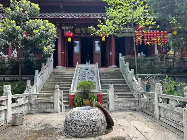 走进武汉古卓刀泉寺,与方丈聊天"纪念关公卓刀为泉1815年"事宜