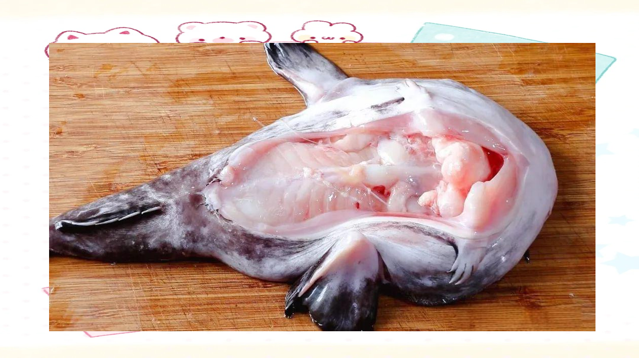 太值了!6元买了一条2斤的蛤蟆鱼,腌制后砂锅焗,无刺美味