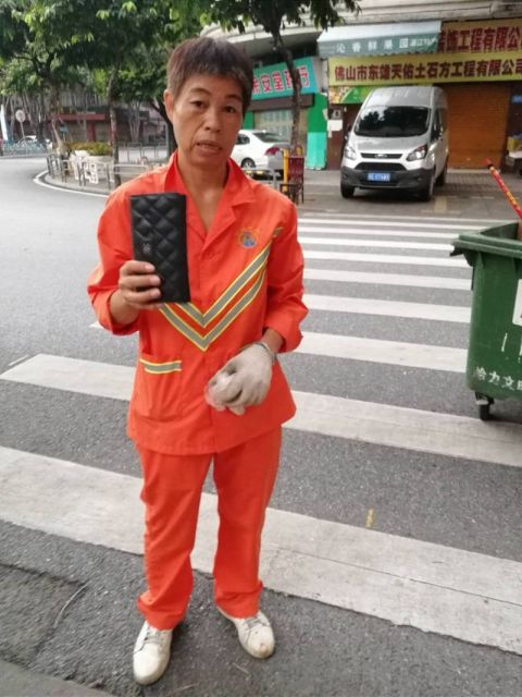 佛山环卫工拾到钱包,久等不到失主的她做了这个决定