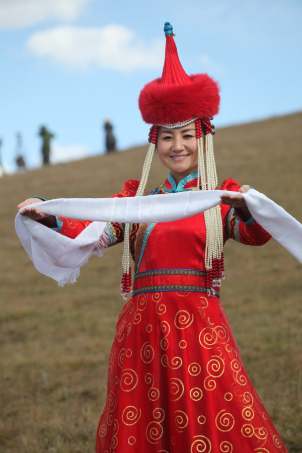 以蒙古族传统服饰为基石 融入现代时尚元素