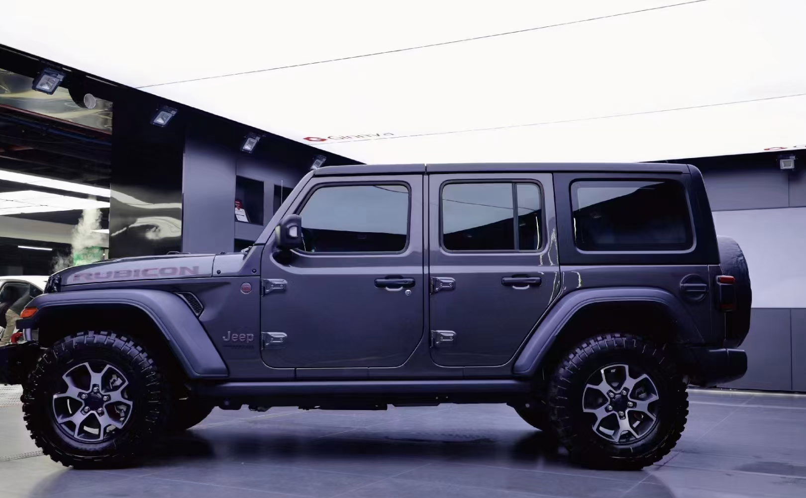 jeep牧马人装贴彩韵隐形车衣,驰骋山野无惧剐蹭!