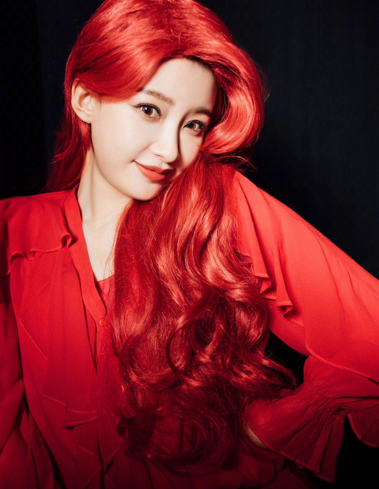 孙怡红色长发造型优雅灵动写真