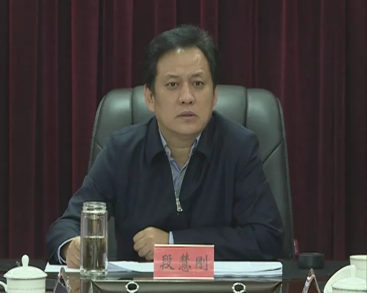 段慧刚主持召开县委常委会议 强调要抓紧抓好党史学习教育 从严从实