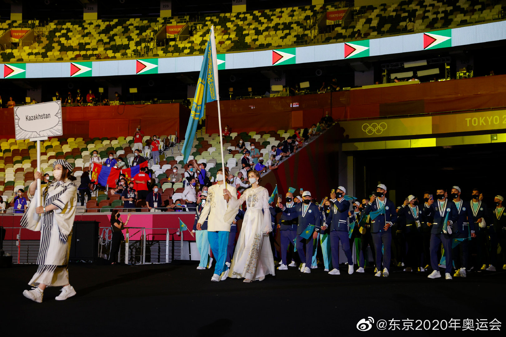 仙女下凡!惊艳全场的哈萨克美女旗手,竟然是9年前的奥运会冠军
