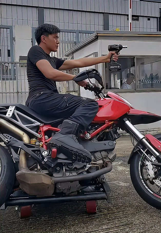 男子用电动工具“射击”摩托车，场景趣味十足