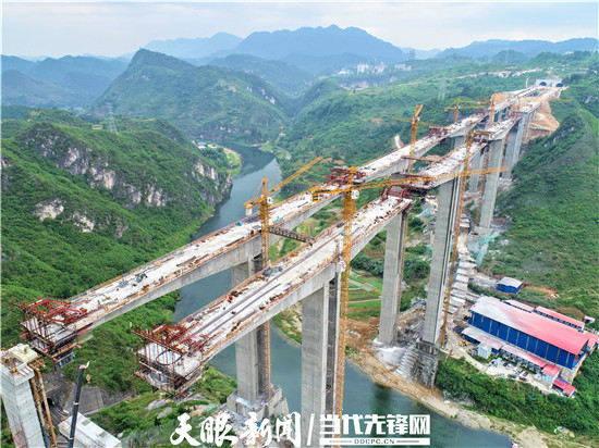 凯里市在建最高桥梁完成首个边跨合拢
