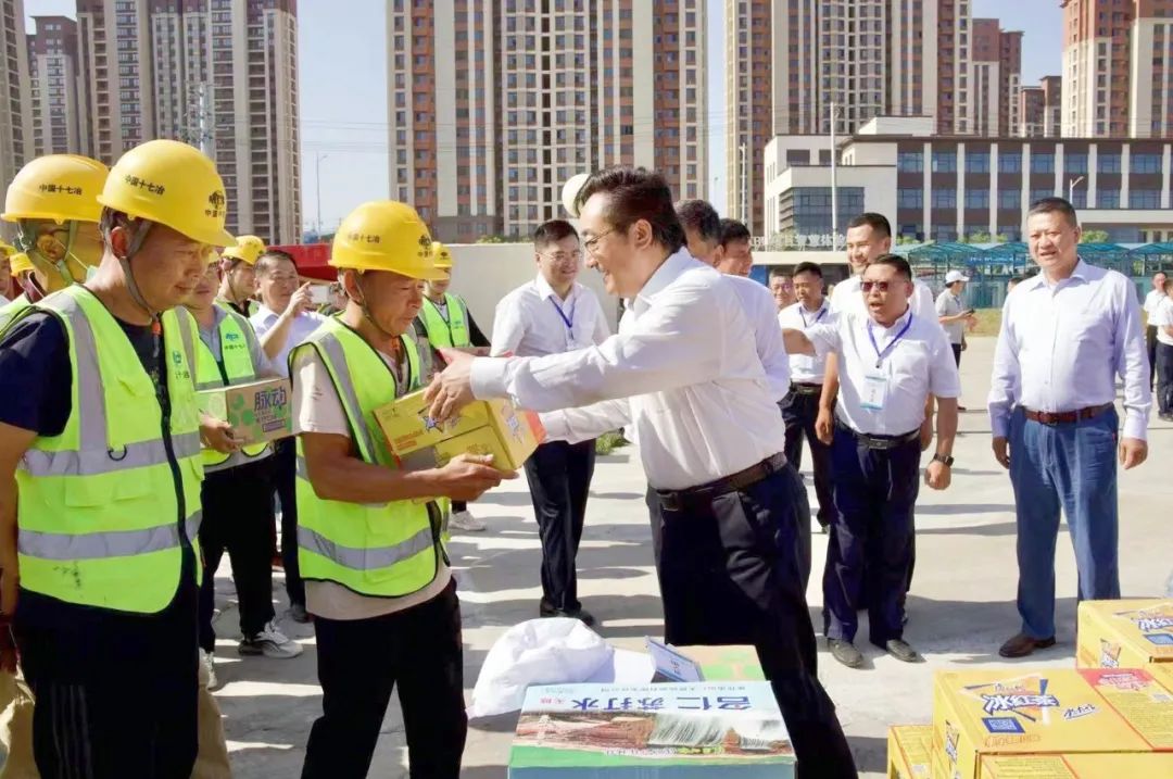张孟星出席中冶保定城改二期安置房项目交付仪式并开展高温慰问