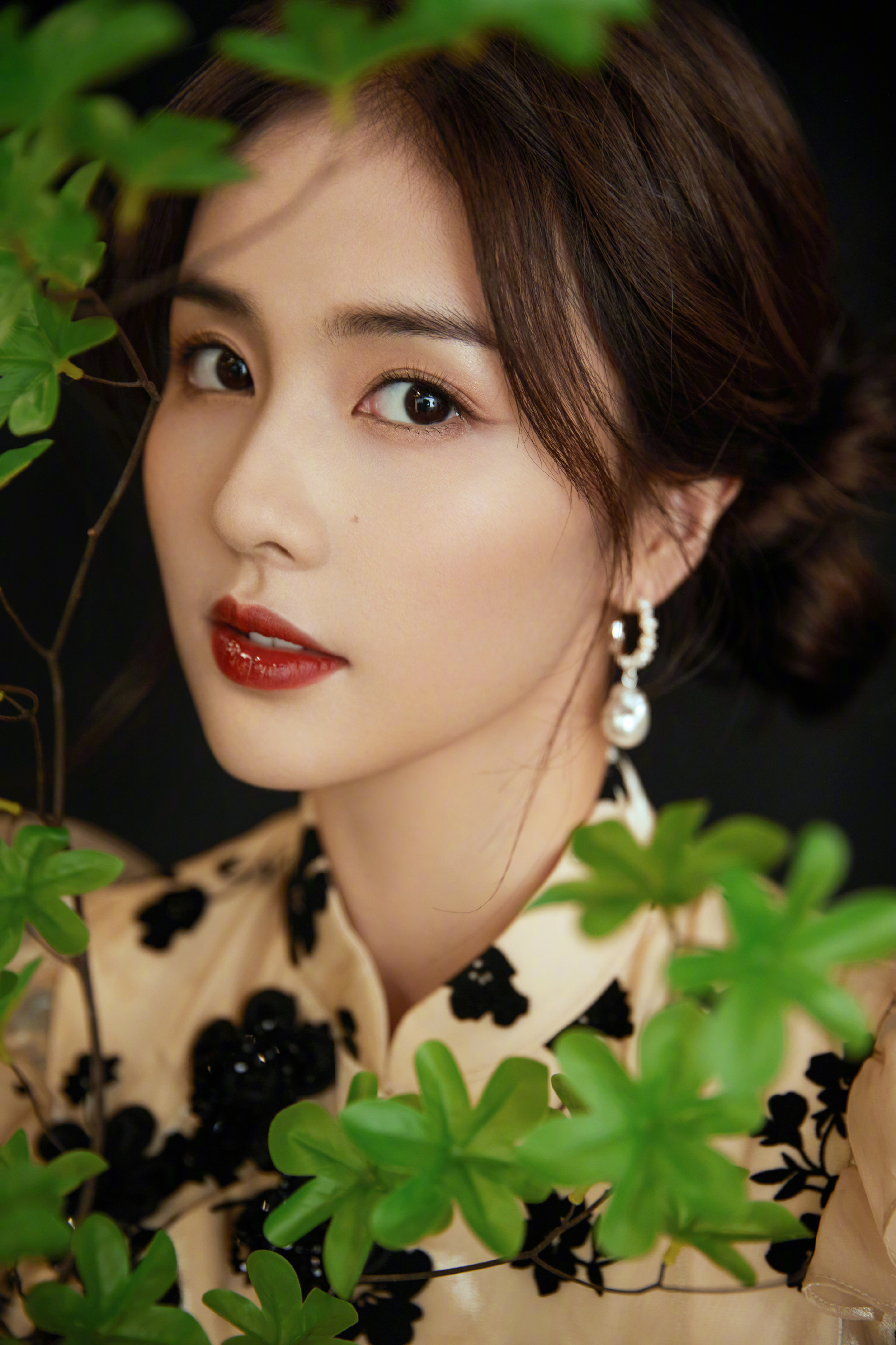 白鹿穿印花旗袍裙温婉恬静,头扎双丸子头俏皮又可爱,太美了