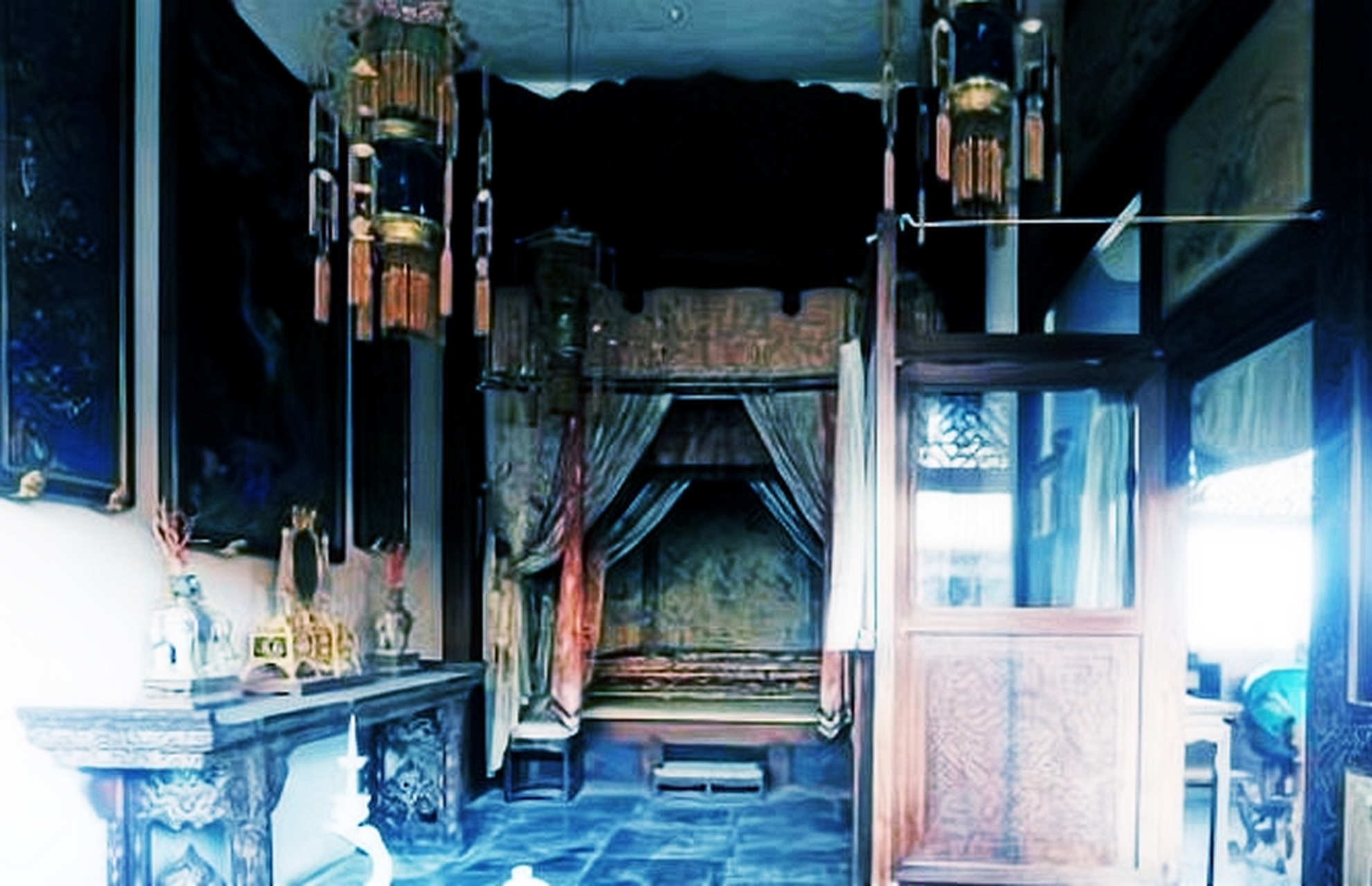 这里是慈禧太后的卧室.乍一看,房间的大小和布局似乎简单明了.