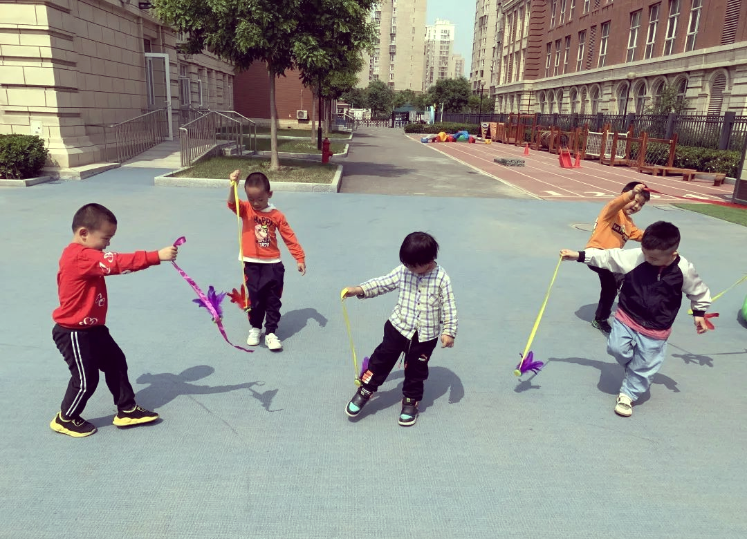 踢毽子,这项历史悠久的传统民间体育游戏,起源于汉代,盛行于南北朝和