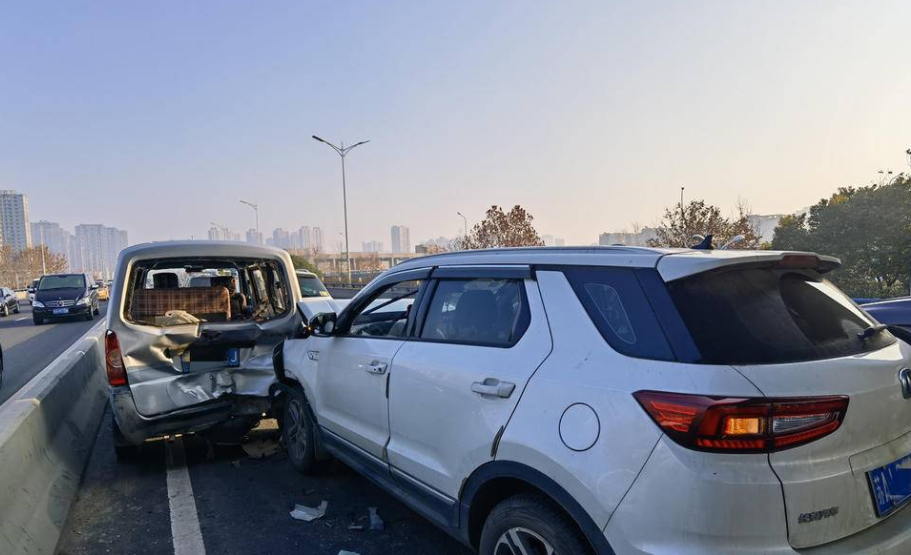 碰到强行加塞的情况,后车"故意"顶上去会被处罚吗?