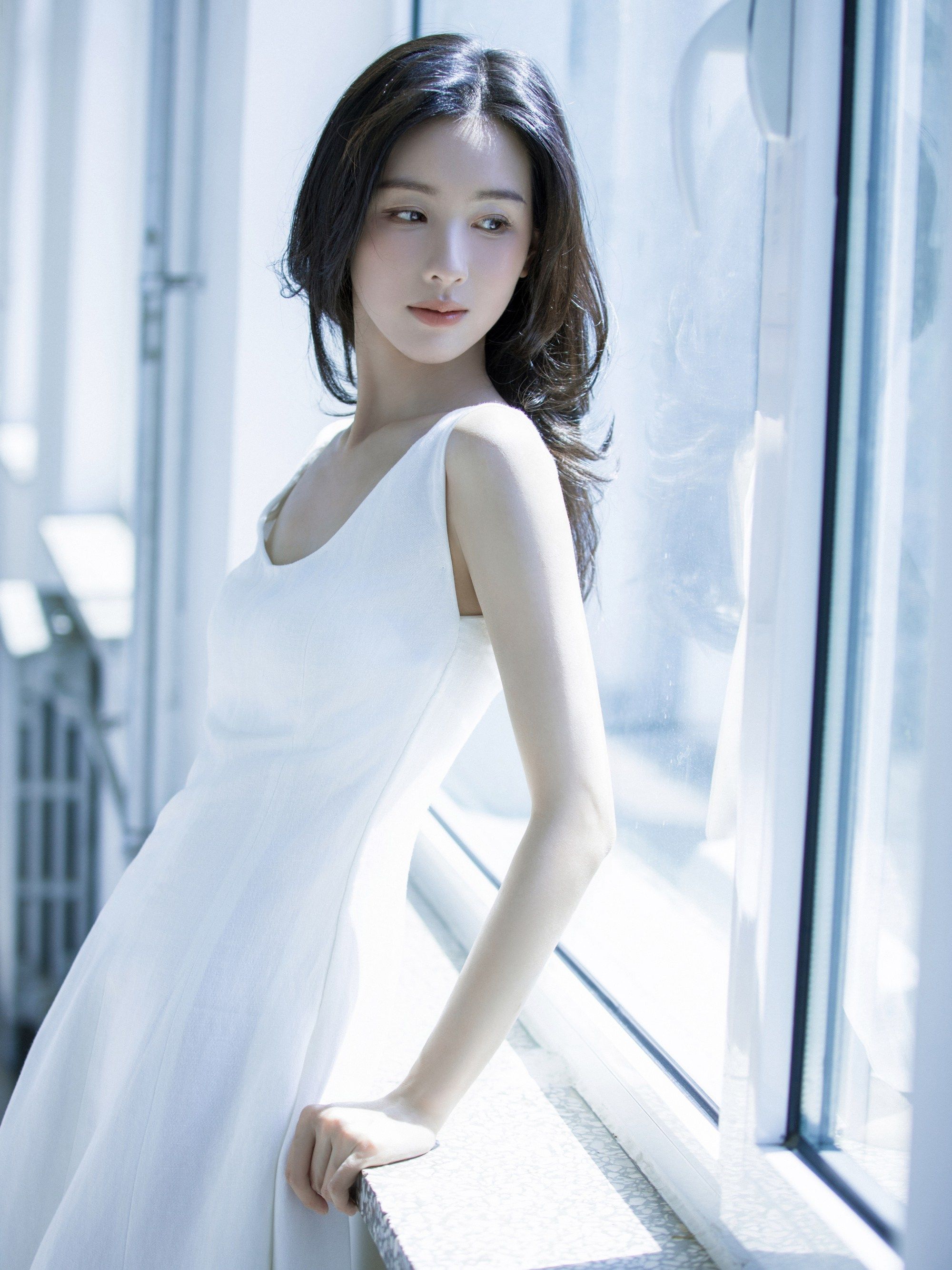 陈都灵白色连衣裙青春活力写真