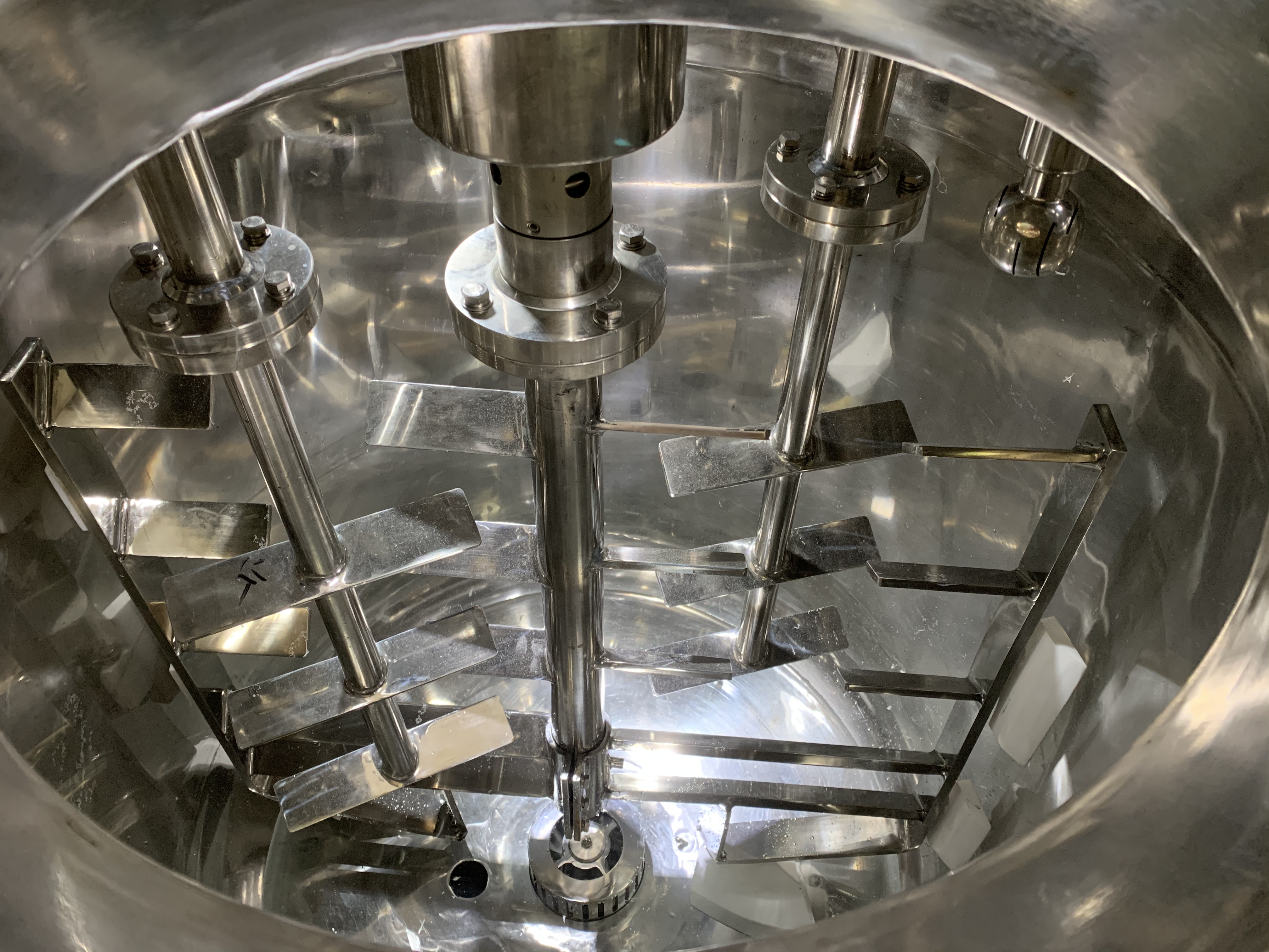 真空乳化机——真空乳化器是一种化学反应装置