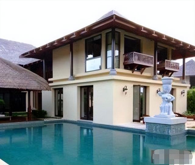 王宝强"两大遭遇"后更重亲情,陪父过年与乡亲们合影