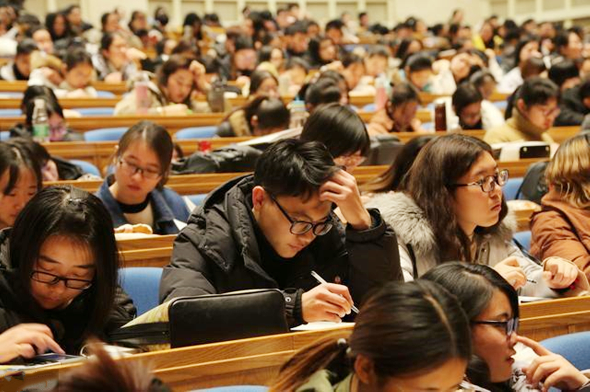 考公迎来"好消息",这三类大学生不需要考试,直接成为公务员