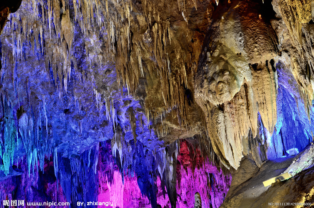 熊孩子再现江湖,敲断景区钟乳石放进口袋,家长混账的竟然支持!