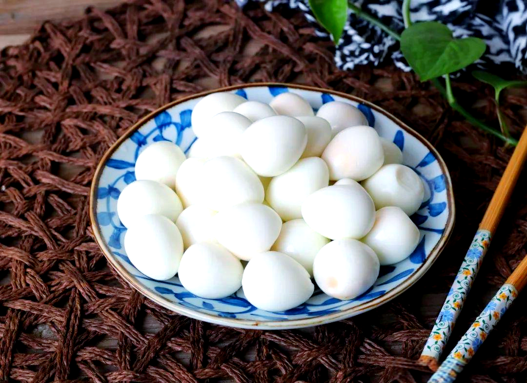 鹌鹑蛋剥壳技巧大揭秘:光滑不破,3秒钟一个,实用又方便