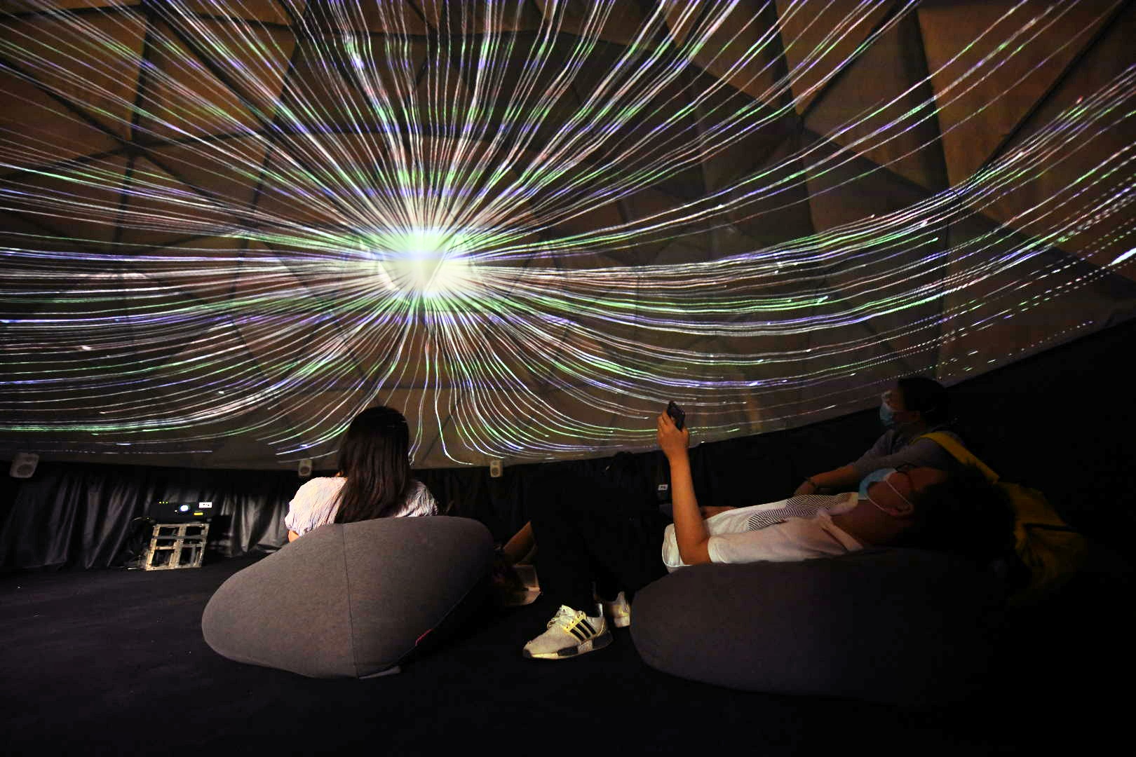 北京科技周首次设科幻分会场,首钢三高炉上演"异次元"灯光秀