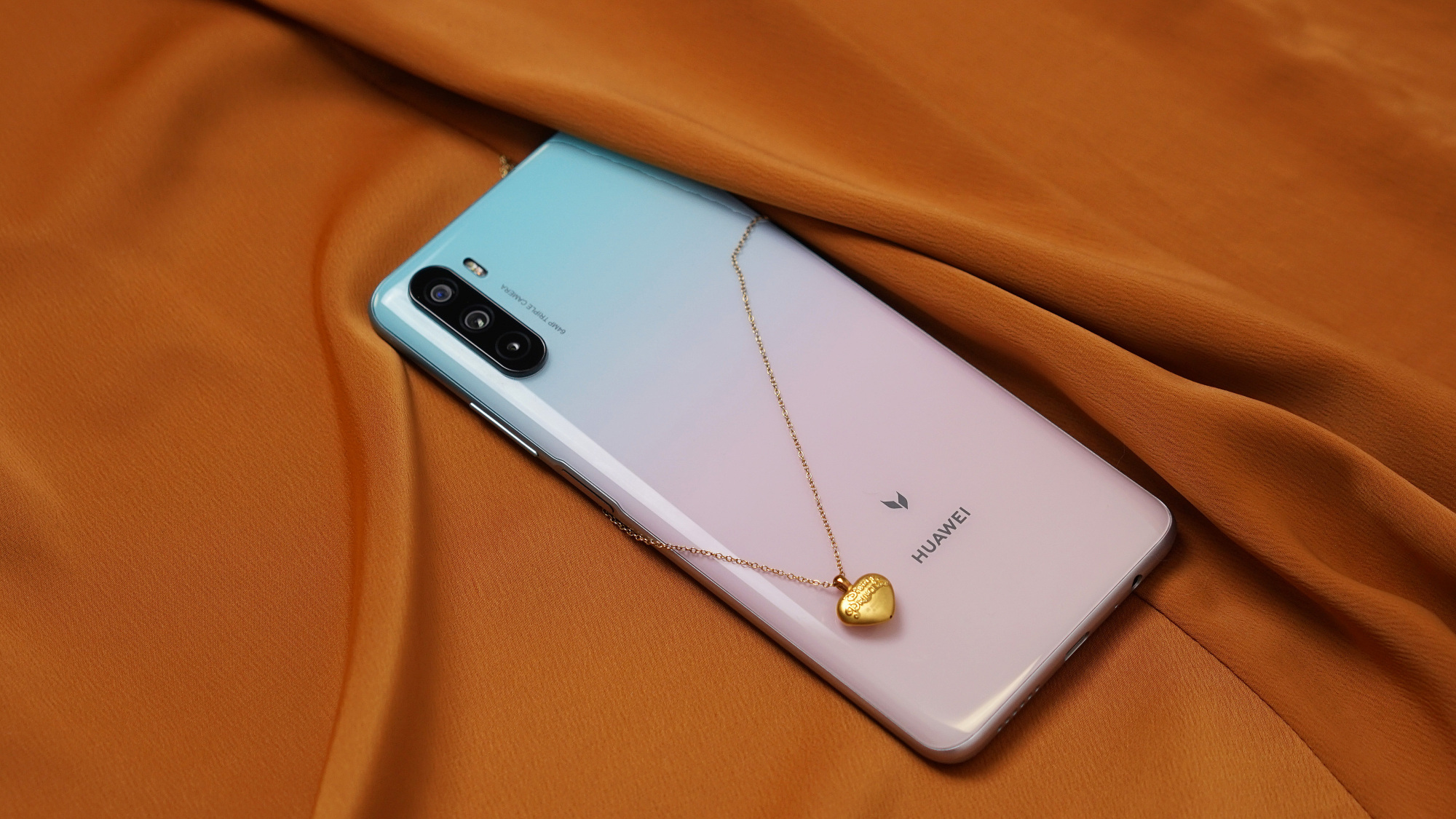 华为麦芒9图赏:6400万后置三摄 22.5w快充,2199元起香不香?