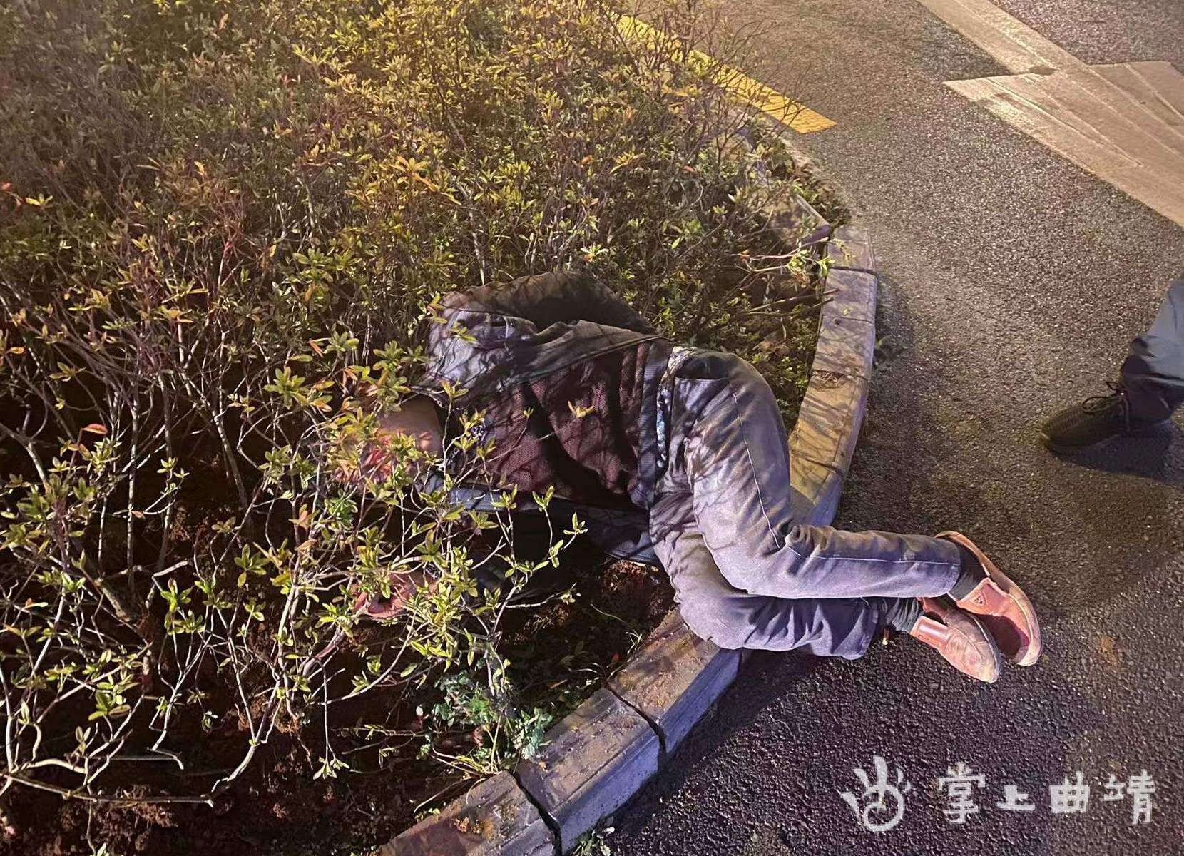 醉酒男人睡马路边图片