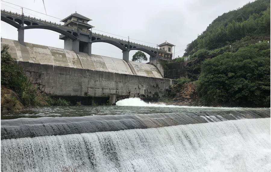 余杭:余杭四岭水库今年入汛首次开闸泄洪
