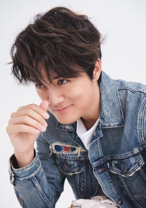 何超莲前男友黄俊豪被曝多位富婆包养,难怪被甩!