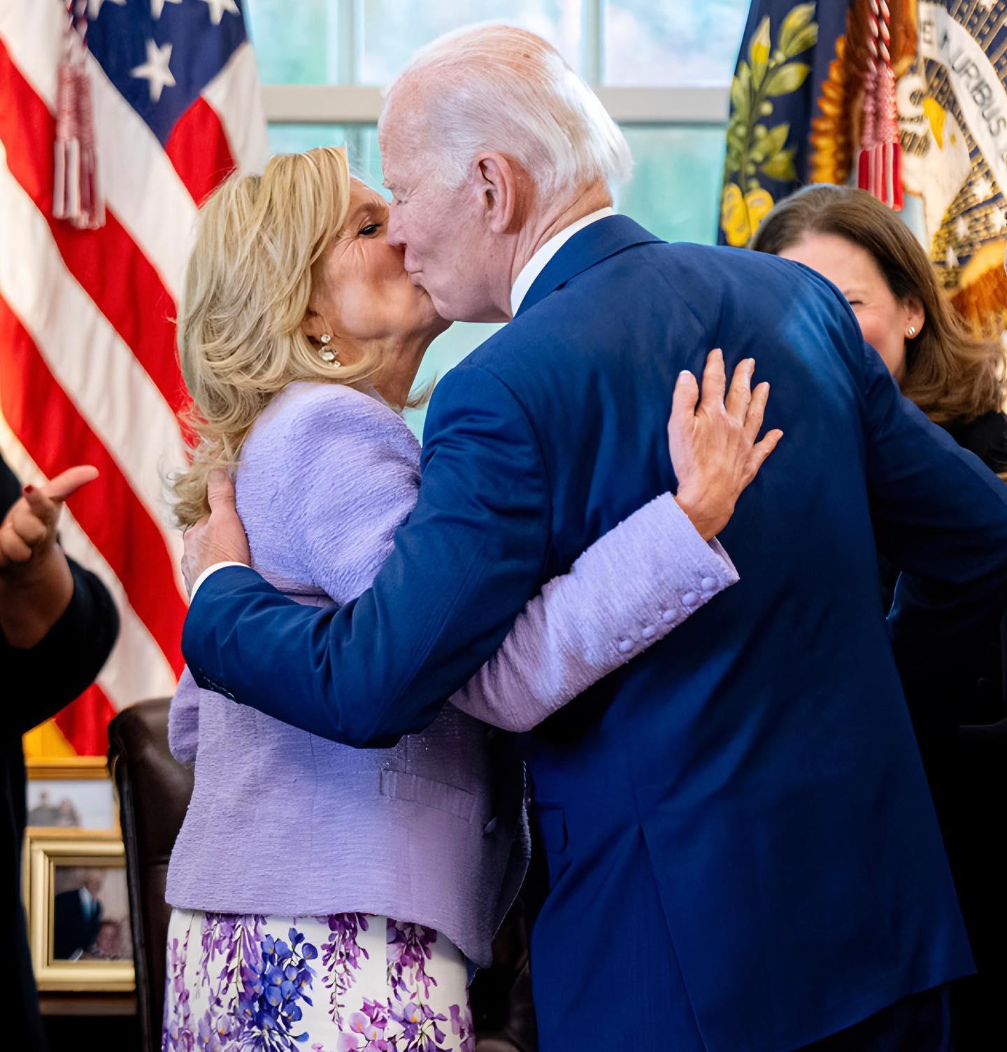 拜登和夫人在白宫当众亲吻!把人甜到了,第一夫人紫裙造型可真嫩