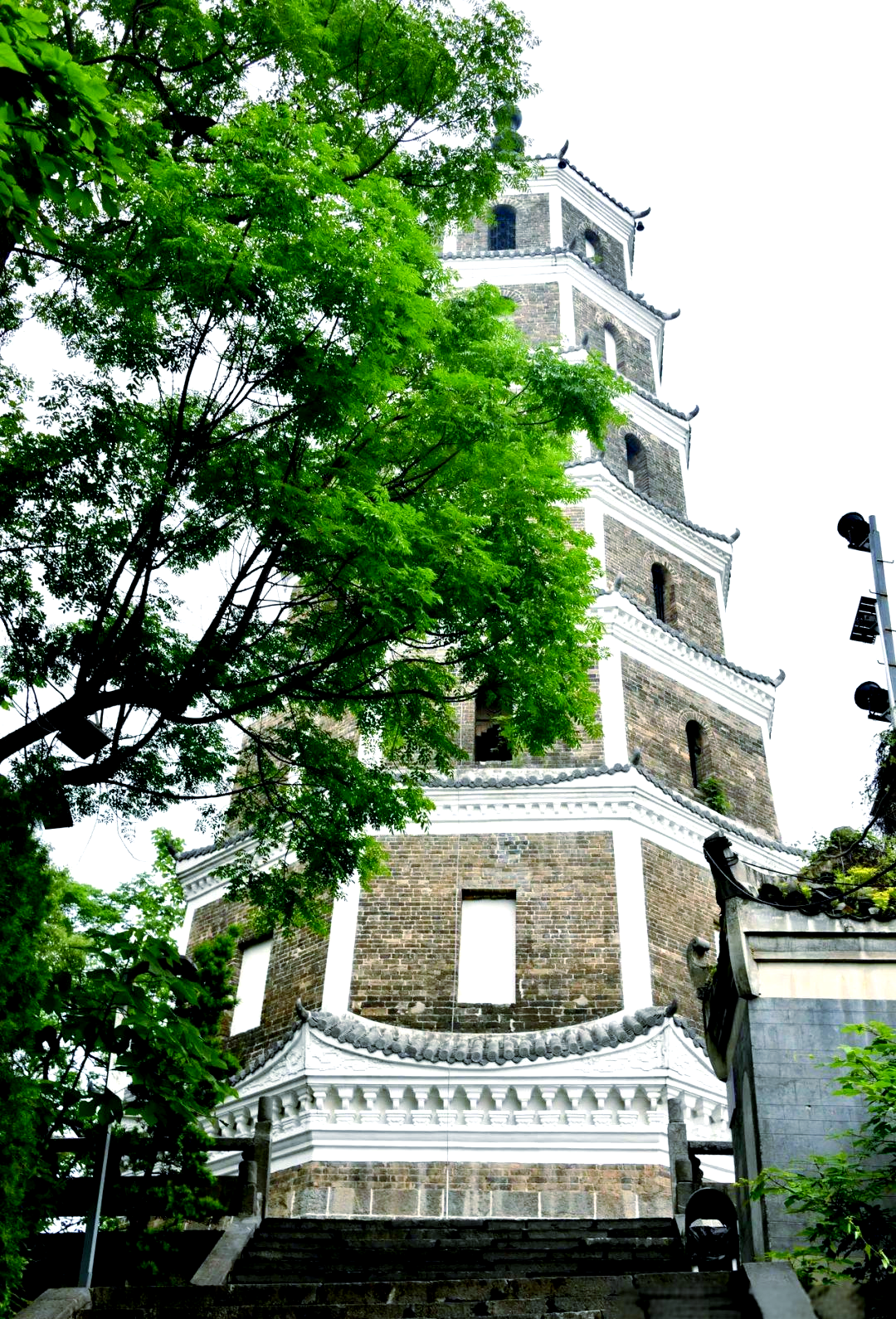 邵阳东塔与东塔寺:历史与自然的交汇