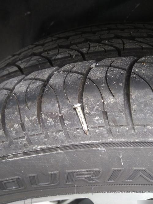 汽车轮胎被钉子扎破后,怎么办?需要直接换一条胎吗