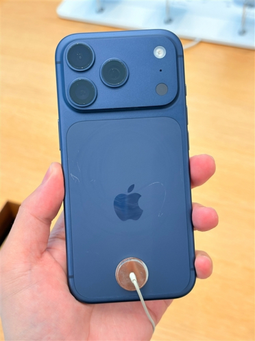 苹果解决iPhone 17 Pro展示机刮花问题：给MagSafe底座套个硅胶壳