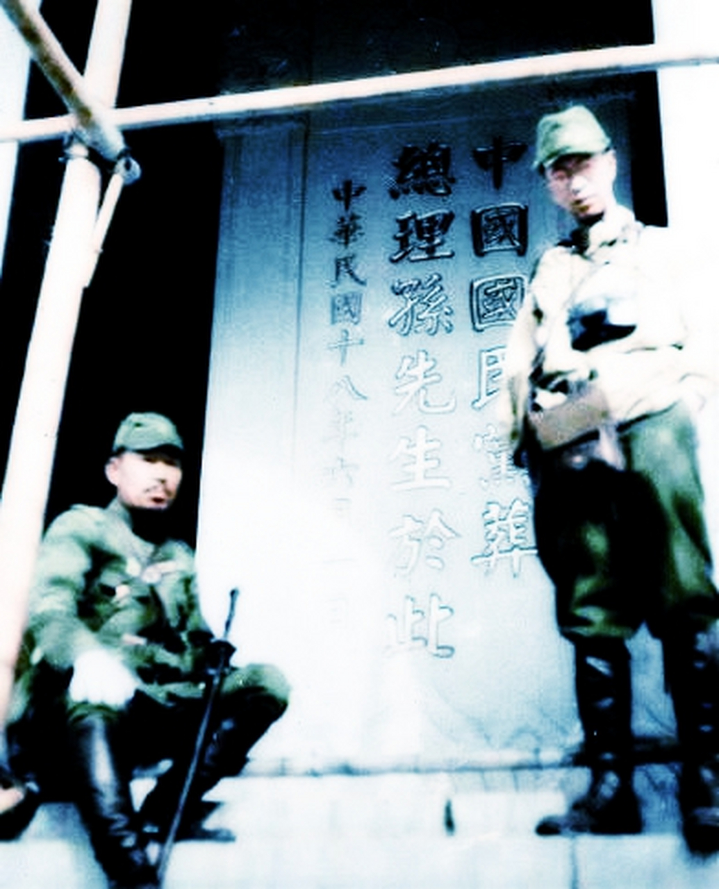 1937年12月,南京沦陷后,两名日寇在南京中山陵前留影.
