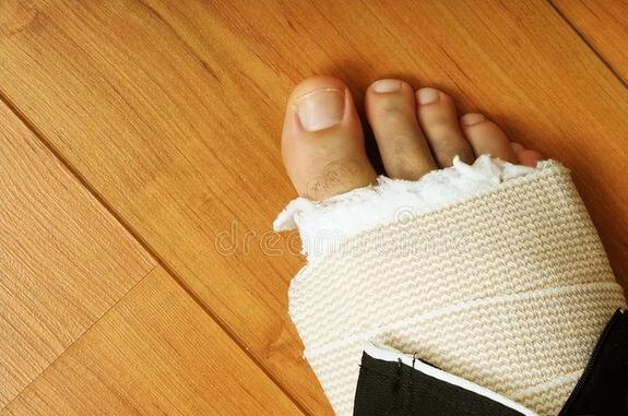 脚崴不是小事情!受伤后该冰敷还是热敷?很多人都做错了