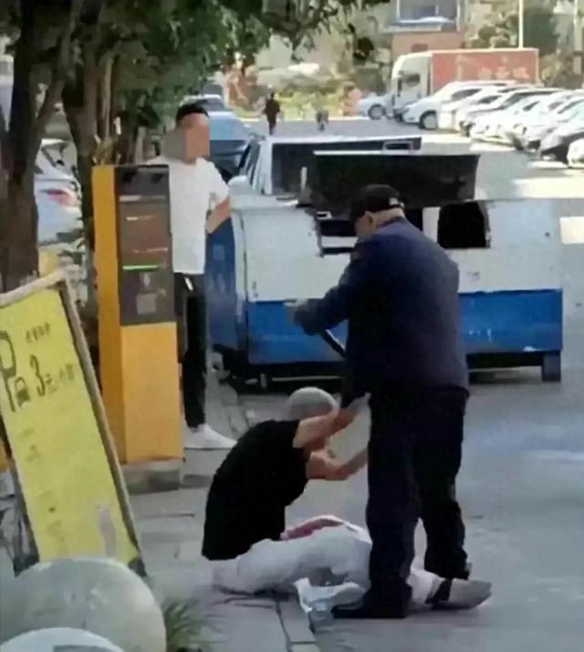 湖北襄阳两老人发生斗殴引发惨案,画面非常血腥!