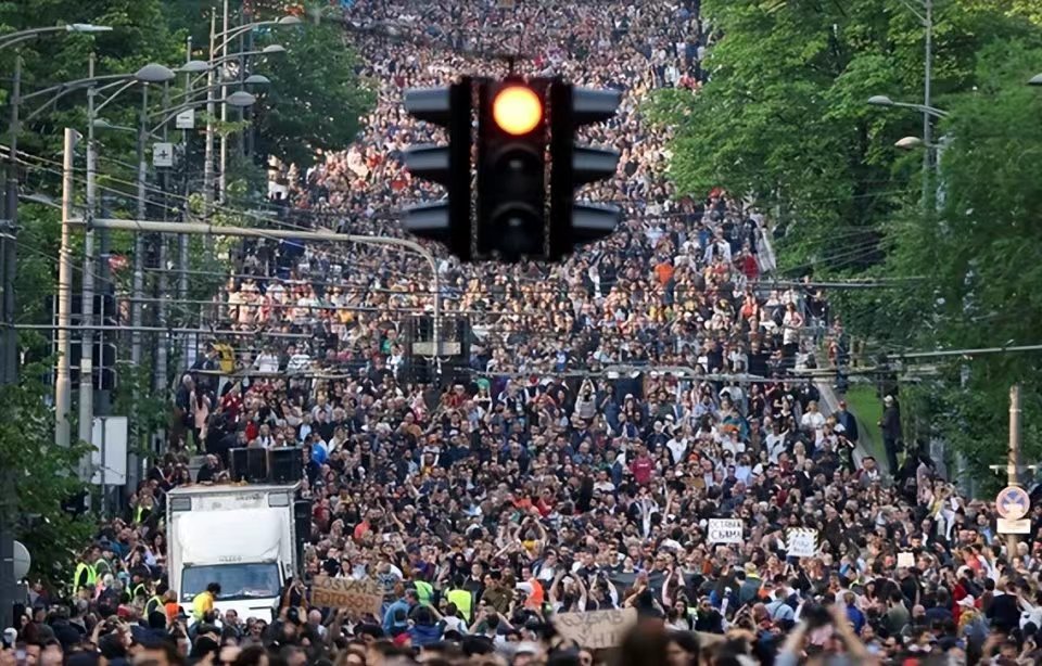 "颜色革命"来了,巴尔干"火药桶"一触即爆