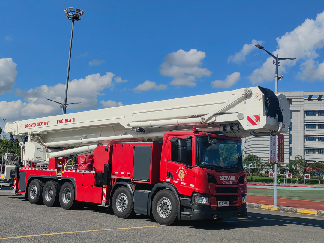 救援神器|90米登高平台车:可伸到30层高楼救援灭火