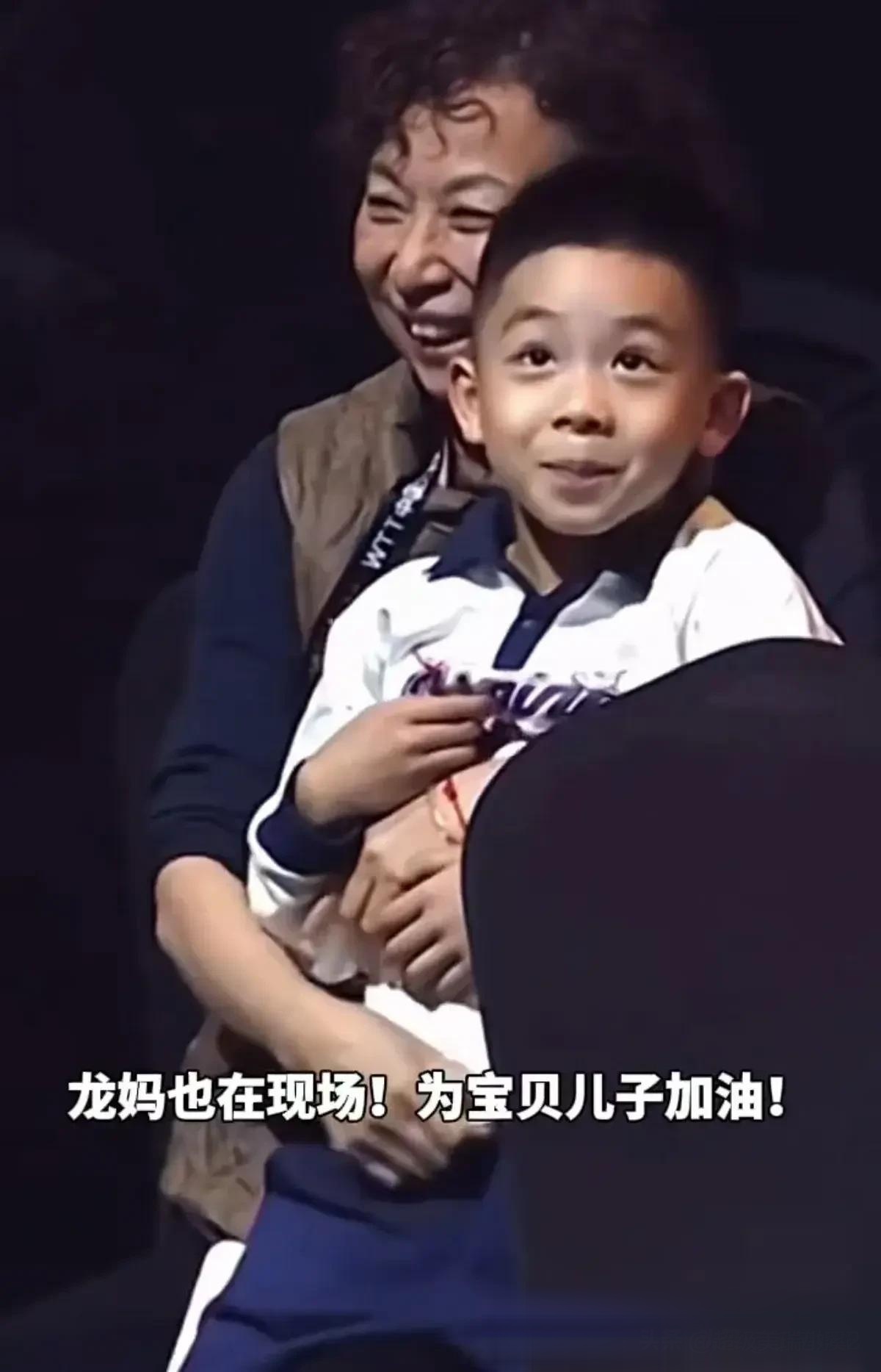 马龙比赛现场,龙嫂带两个儿子现身,龙嫂颜值真的比石川佳纯要高