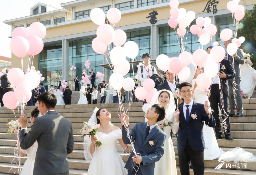 参加婚礼穿什么同学图片