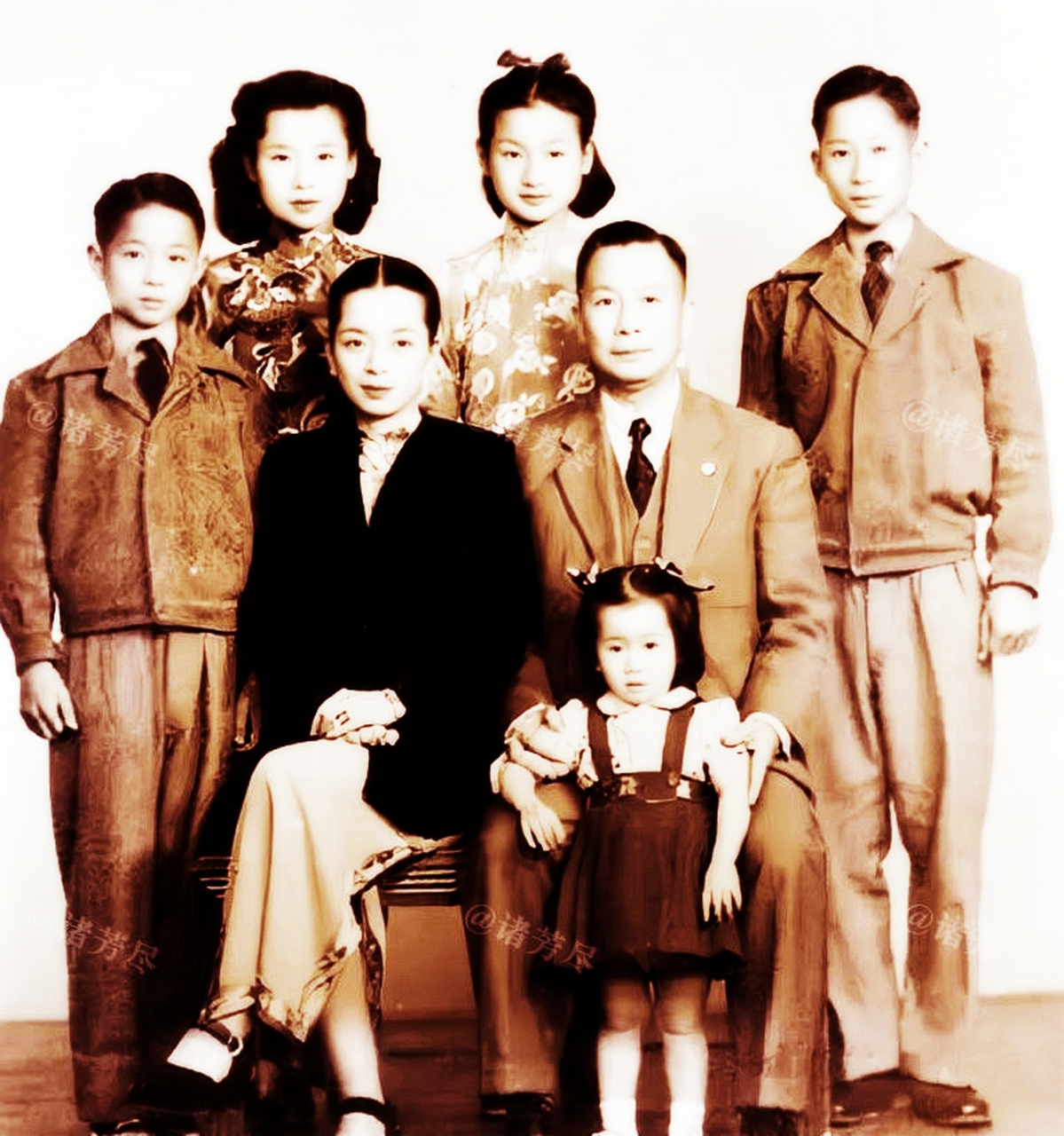 1948年,南京前市长刘纪文与夫人许淑珍和五个孩子离开的这张全家福.