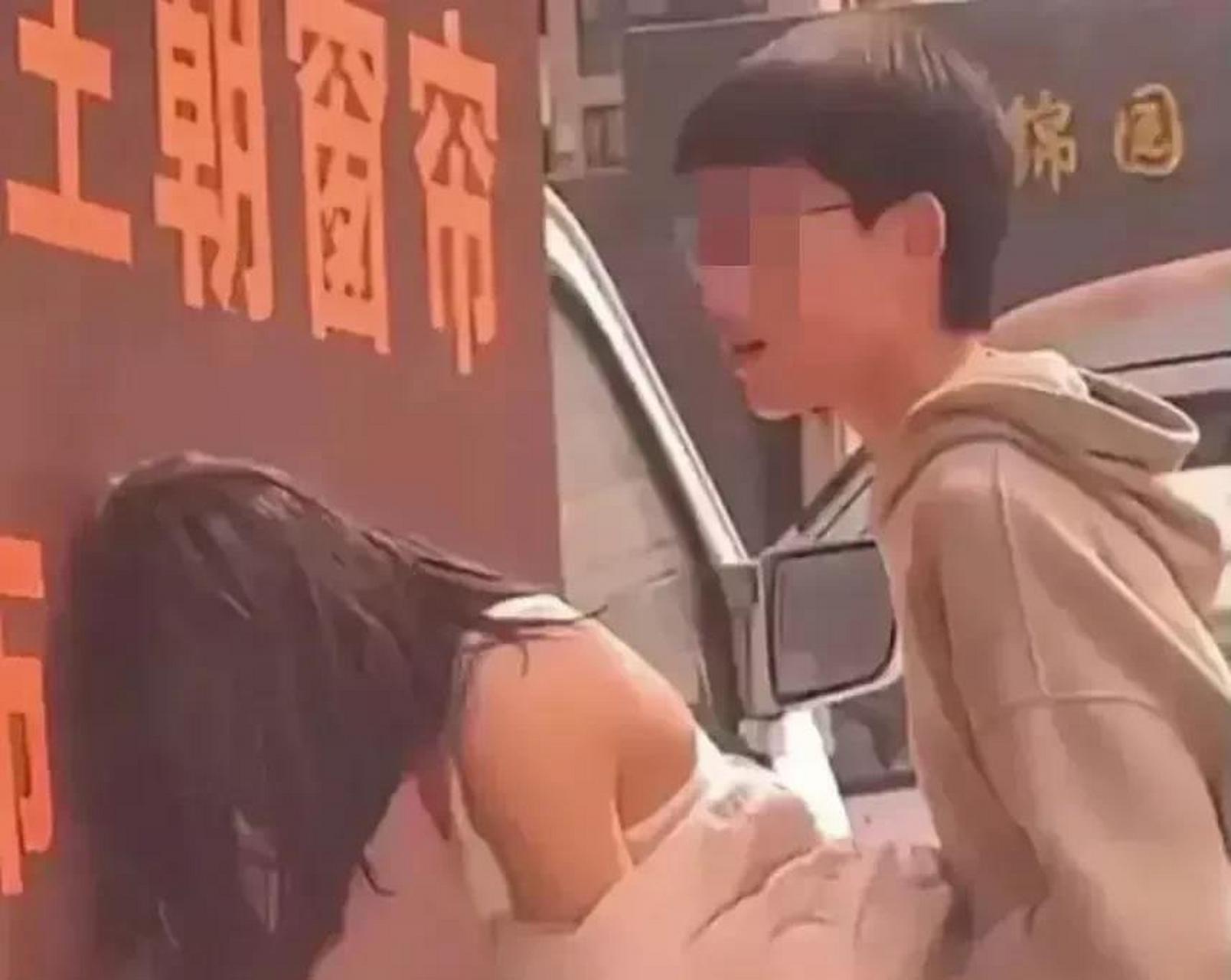 永豪锦园的一对中学生情侣在小区大门口公然做出不雅行为的短视频在