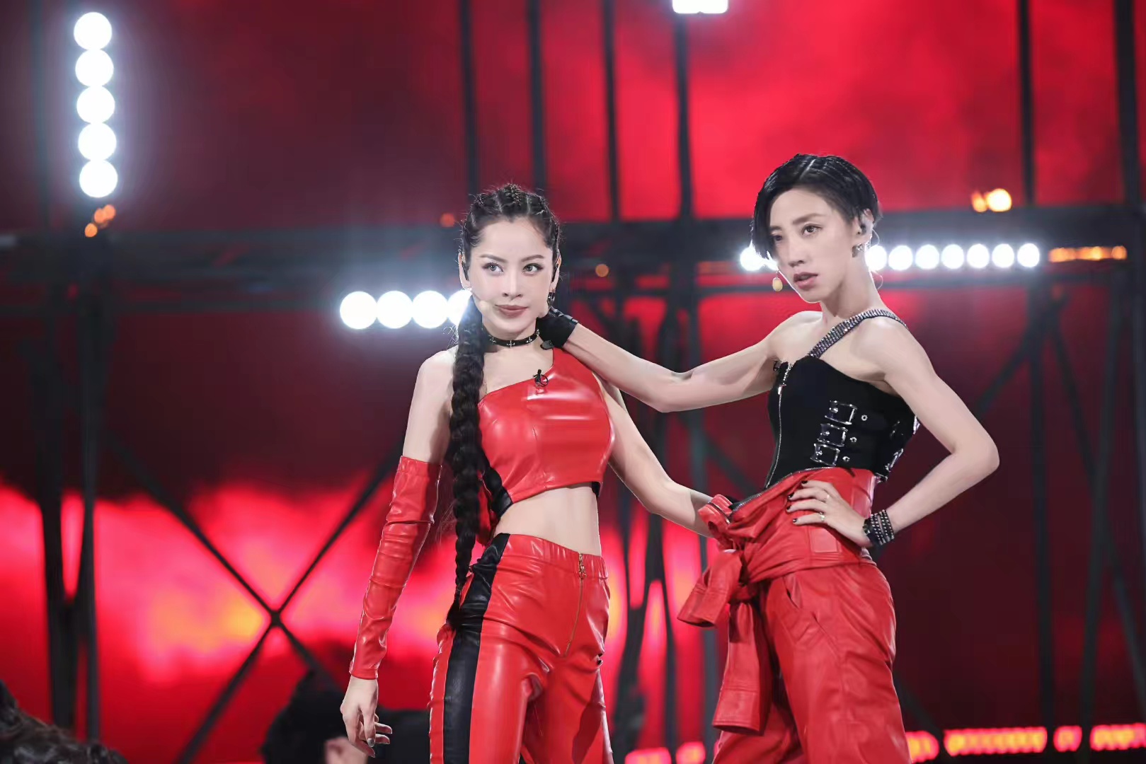 《浪姐4》五公上,朱珠旗袍绝美,芝芙跳钢管舞,amber衣服不好看