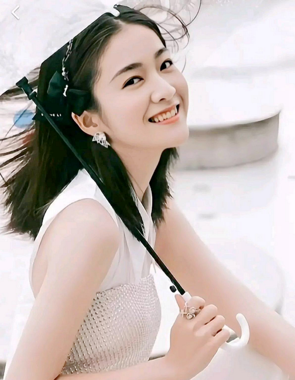 张雪迎清新自然的温柔美女明星 阳光开朗的性格,精致秀丽的五官,清晰