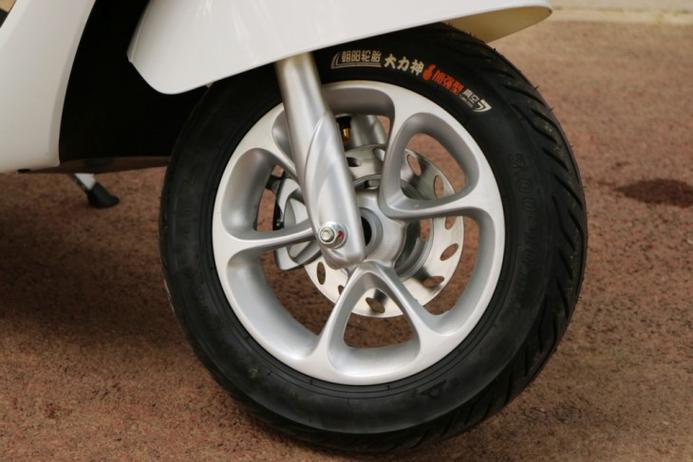 新买的雅迪电动车行驶后轮哒哒哒响是正常吗?